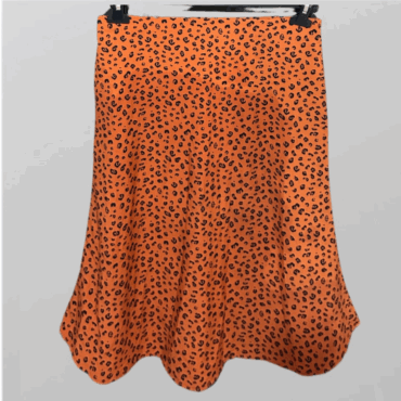 חצאית מידי מנומרת בצבע חמרה, דקיקה ונעימה עם גומי במותן מידה M