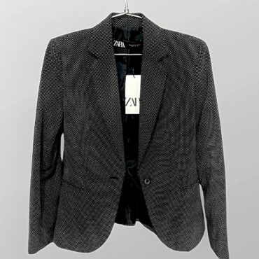 עם טיקט! בלייזר שחור מנוקד בגזרה רגילה ZARA מידה S