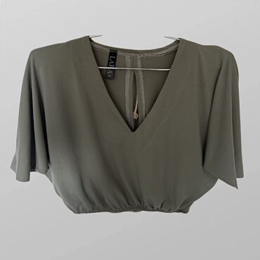 חולצת קרופ ירוקה עם גומי בסיומת ומחשוף V מידה M