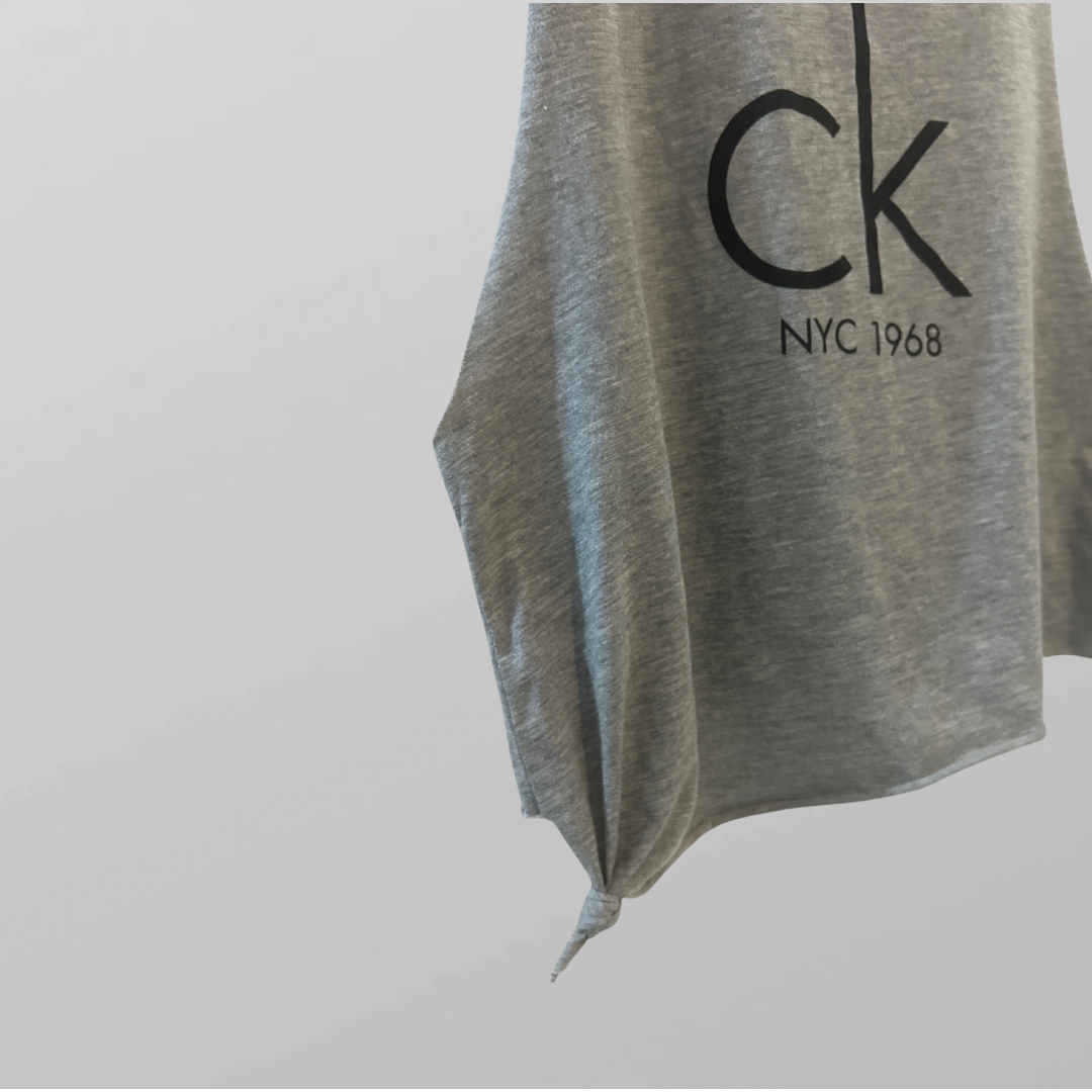 גופיית כותנה CK א-סימטרית אפורה ממותגת מידה S – תמונה 2