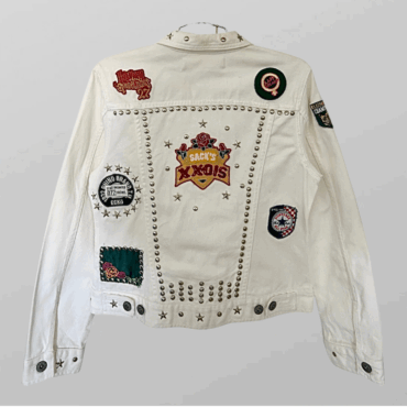 ג׳קט ג׳ינס לבן עם ניטים ופאצ׳ים של SACK’S מידה M