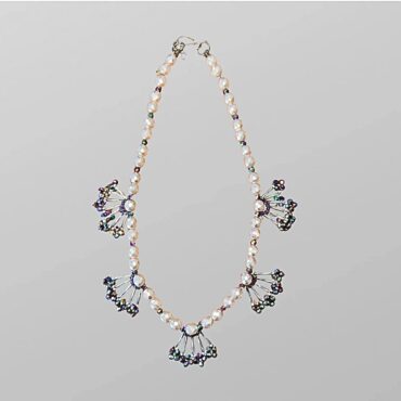 שרשרת מעוצבת מחרוזים בסגנון פנינים בשילוב חרוזים מטאלים