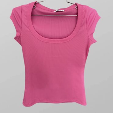 חדשה! חולצת לייקרה ריב מחשוף עגול מידה S של RENUAR