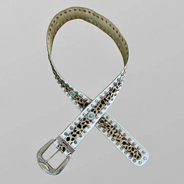 חגורת עור 100% לבנה עם דוגמה מנומרת, ניטים ואבזם זהב וכסף