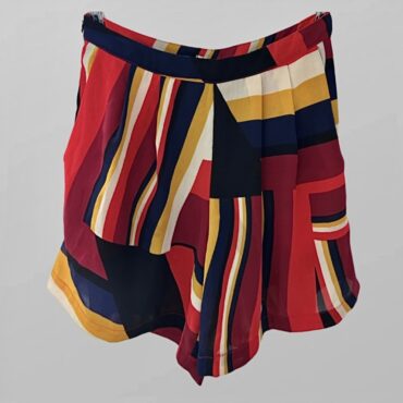 מכנסיים קצרים בהדפס צבעוני בגזרה גבוהה ונשפכת