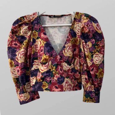 חולצה פרחונית אלגנטית עם שרוולים תפוחים עם מעט לייקרה! מידה M Zara