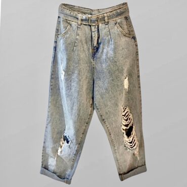 ג׳ינס MOM גזרה גבוהה בשילוב קרעים וחגורה מידה M