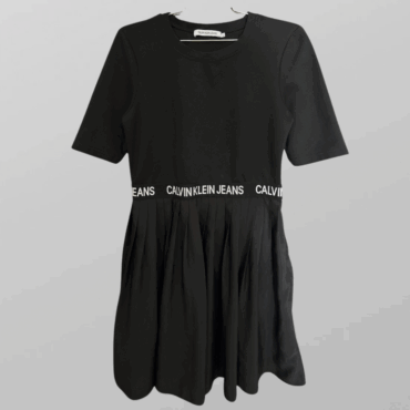 שמלת מיני קפלים ממותגת עם גומי במותן עם כיתוב שם המותג Calvin Klein מידה L