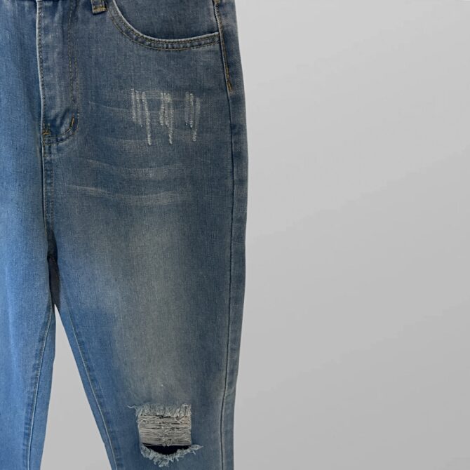 ⁦ג׳ינס MOM כחול בגזרה גבוהה עם קרעים מידה M⁩ – תמונה ⁦2⁩