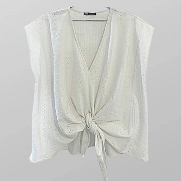 חולצה לבנה רומנטית עם חירורים וקשירה בגזרת אוברסייז מידה S (תתאים ליותר) Zara