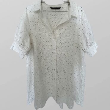 חולצת קרושה לבנה ארוכה מכופתרת עם חירורים אוברסייז מידה XL