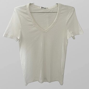 עם טיקט! טישרט לבנה שמנת ריב עם מחשוף V מידה S של Castro
