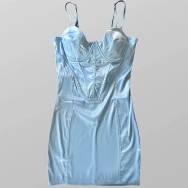 עם טיקט! שמלת סאטן תכלת לייקרה עם כתפיות מתכוונות מידה M של Adika