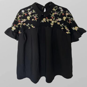 חולצה אלגנטית שחורה עם רקמת פרחים חלק עליון שיפון מידה M