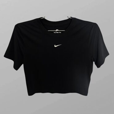 טישרט קרופ שחורה  של Nike עם רקמת לוגו מידה S