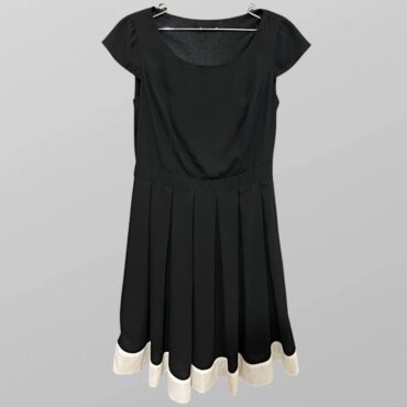 שמלת קפלים מחויטת ומחמיאה עם סיומת לבנה מידה 38 RENUAR