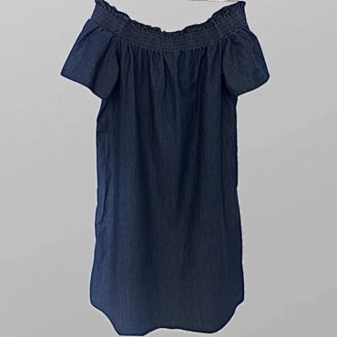 שמלת מיני ג׳ינס משוחררת עם כתפיים חשופות עם גומי מידה