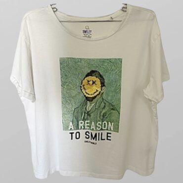 טישרט לבנה מודפסת ומעוטרת בפאייטים על ה״סמיילי״
