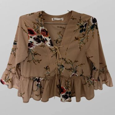 חולצה פרחונית עם שרוכים עם סיומת מלמלה מידה M