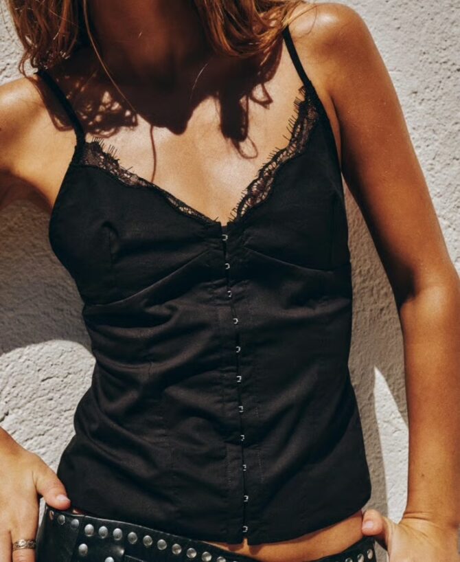 ⁦עם טיקט! גופיית תחרה בסגנון מחוך עדין 100% כותנה עם סגירת קרסים מידה L של Zara⁩ – תמונה ⁦3⁩