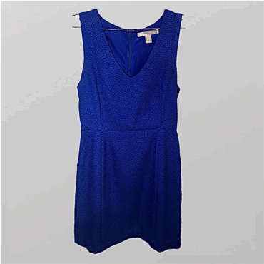 שמלת מיני מחויטת בכחול רויאל בטקסטורת ״קשקשים״