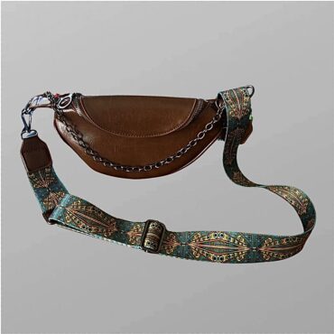 תיק צד קרוסבודי בצורת ירח בצבע חום עם רצועה צבעונית