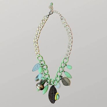 שרשרת צ׳ארמים מעוצבת בשילוב שרשרת לולאות חצי טורקיז חצי כסוף