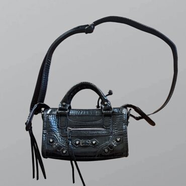 תיק קרוסבודי דמוי עור שחור עם ניטים ורוכסנים Castro בטקסטורת תנין 23/14 ס״מ