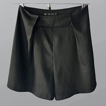 מכנסי ברמודה קצרים אלגנטים עם כפלים מיוחדים, גזרה גבוהה מידה M של Zara