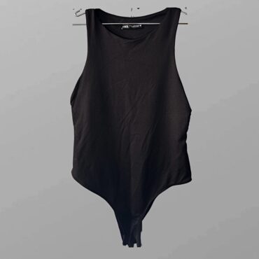 בגד גוף לייקרה שחור ללא שרוול מידה M  של Zara