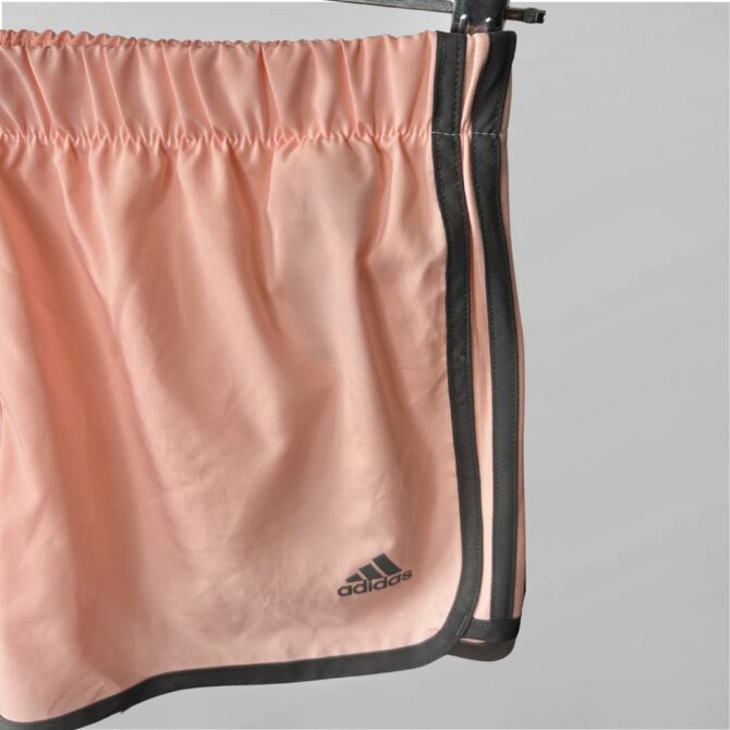 ⁦מכנסיים קצרים ורודים של Adidas מידה S⁩ – תמונה ⁦2⁩