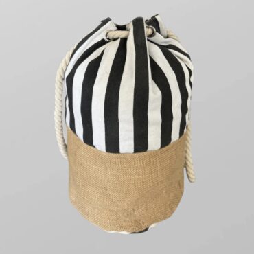 תיק גב בסגנון ״שק״ ומכיל הרבה גודל בינוני