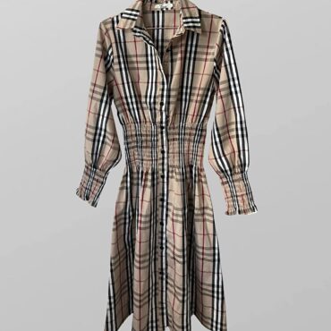 שמלת מידי מכופתרת משובצת בסגנון פנדי עם גומי במותן ובסיומת השרוולים מידה L