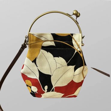 תיק צבעוני בוטיקי ומיוחד עם רצועה ארוכה וסגירת ״קליק״