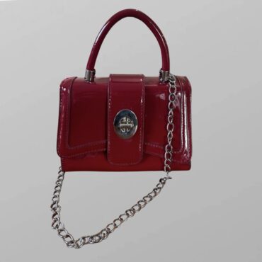 תיק דמוי עור בצבע דובדבן 🍒 בגימור מבריק עם רצועת שרשרת