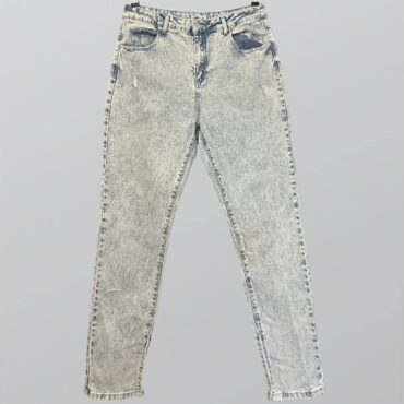 ג׳ינס בגזרה גבוהה MOM בשטיפה בהירה מעט לייקרה עם פתחים קטנים בקרסול הפנימי מידה 44 Castro