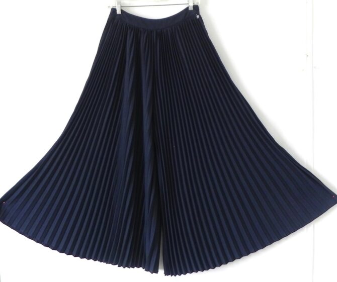 ⁦ZARA מכנסי פליסה רחבים בסגנון חצאית כחולים אלגנטים 7/8 עם גומי במותן מידה S⁩ – תמונה ⁦3⁩