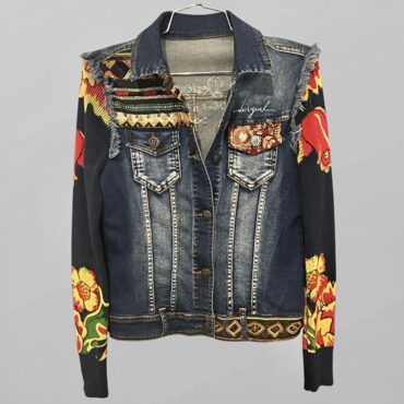 Desigual ג׳קט ג׳ינס כחול לייקרה מעוטר רקמות ואבנים עם שרוולי סריג מידה 36