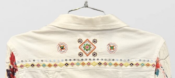 ⁦Desigual ג׳קט ג׳ינס לבן לייקרה מעוטר רקמות ואבנים עם שרוולי סריג מידה 36⁩ – תמונה ⁦4⁩