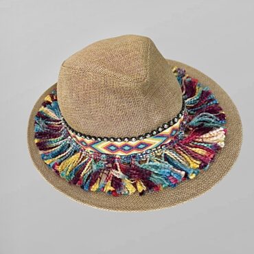 כובע קש מעוצב בשילוב אבנים סרט ופרנזים
