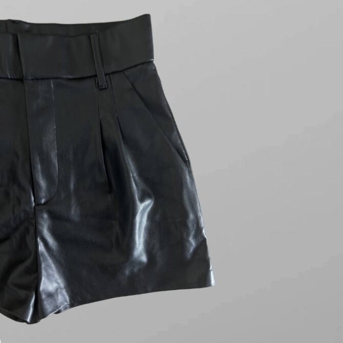 ⁦ZARA חדשים! מכנסי דמוי עור שחורים קצרים אלגנטיים בגזרה גבוהה מידה S⁩ – תמונה ⁦2⁩