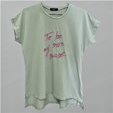 Spicy טישרט בצבע ירוק פיסטוק עם רקמה ורודה מידה S