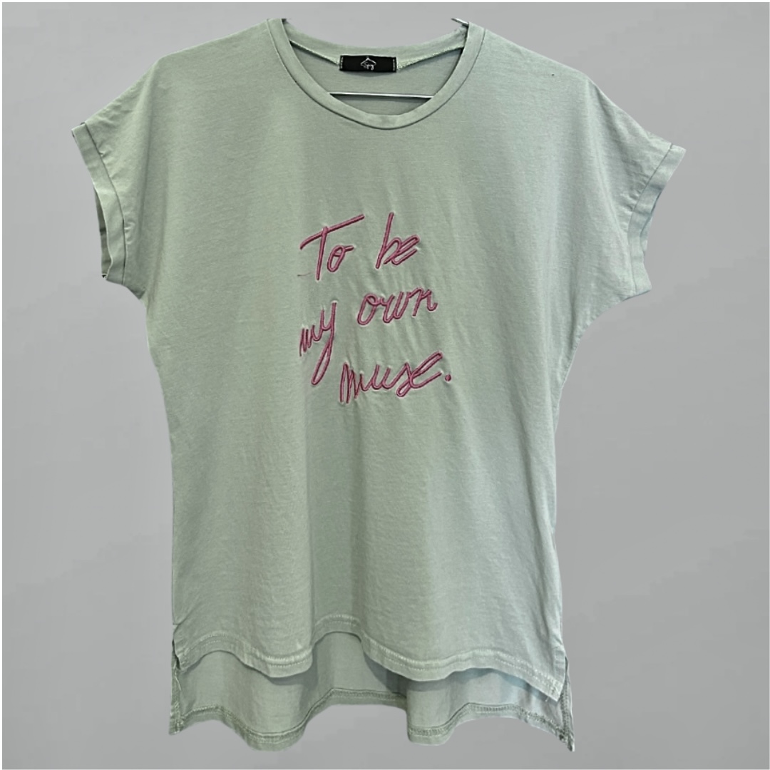 Spicy טישרט בצבע ירוק פיסטוק עם רקמה ורודה מידה S