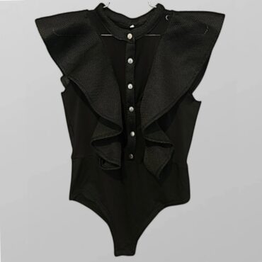 בגד גוף ערב שחור מלמלות דרמטיות ושיפון  שקוף במחשוף עם סגירת טיקטקים מידה L