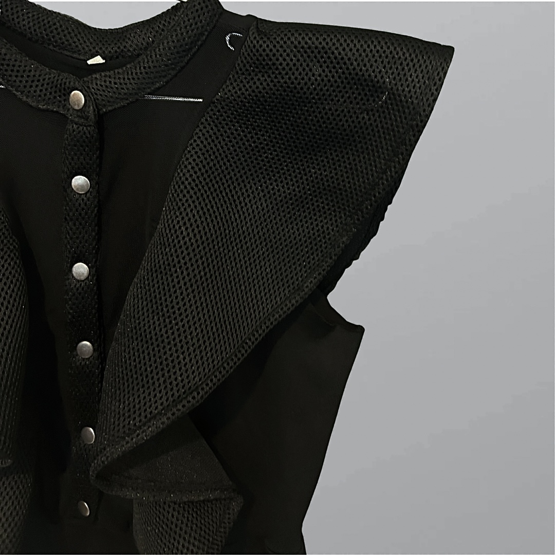 בגד גוף ערב שחור מלמלות דרמטיות ושיפון  שקוף במחשוף עם סגירת טיקטקים מידה L – תמונה 2