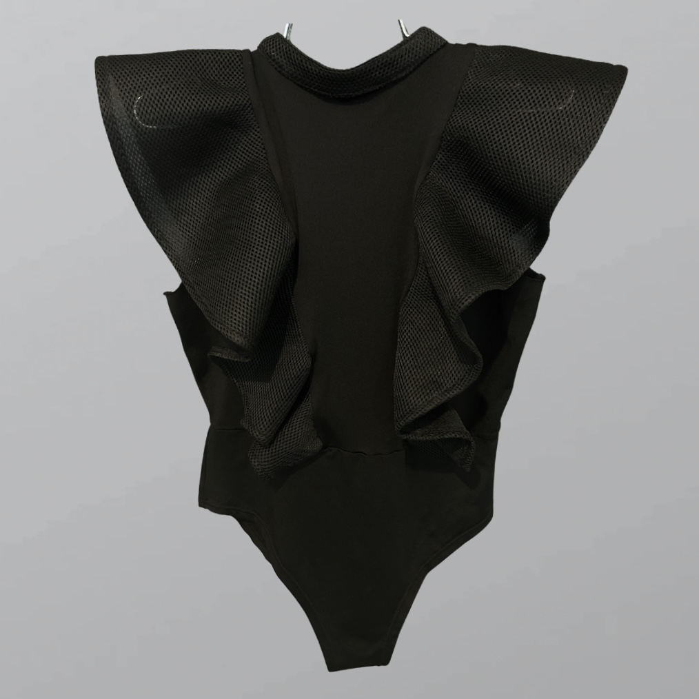 בגד גוף ערב שחור מלמלות דרמטיות ושיפון  שקוף במחשוף עם סגירת טיקטקים מידה L – תמונה 3