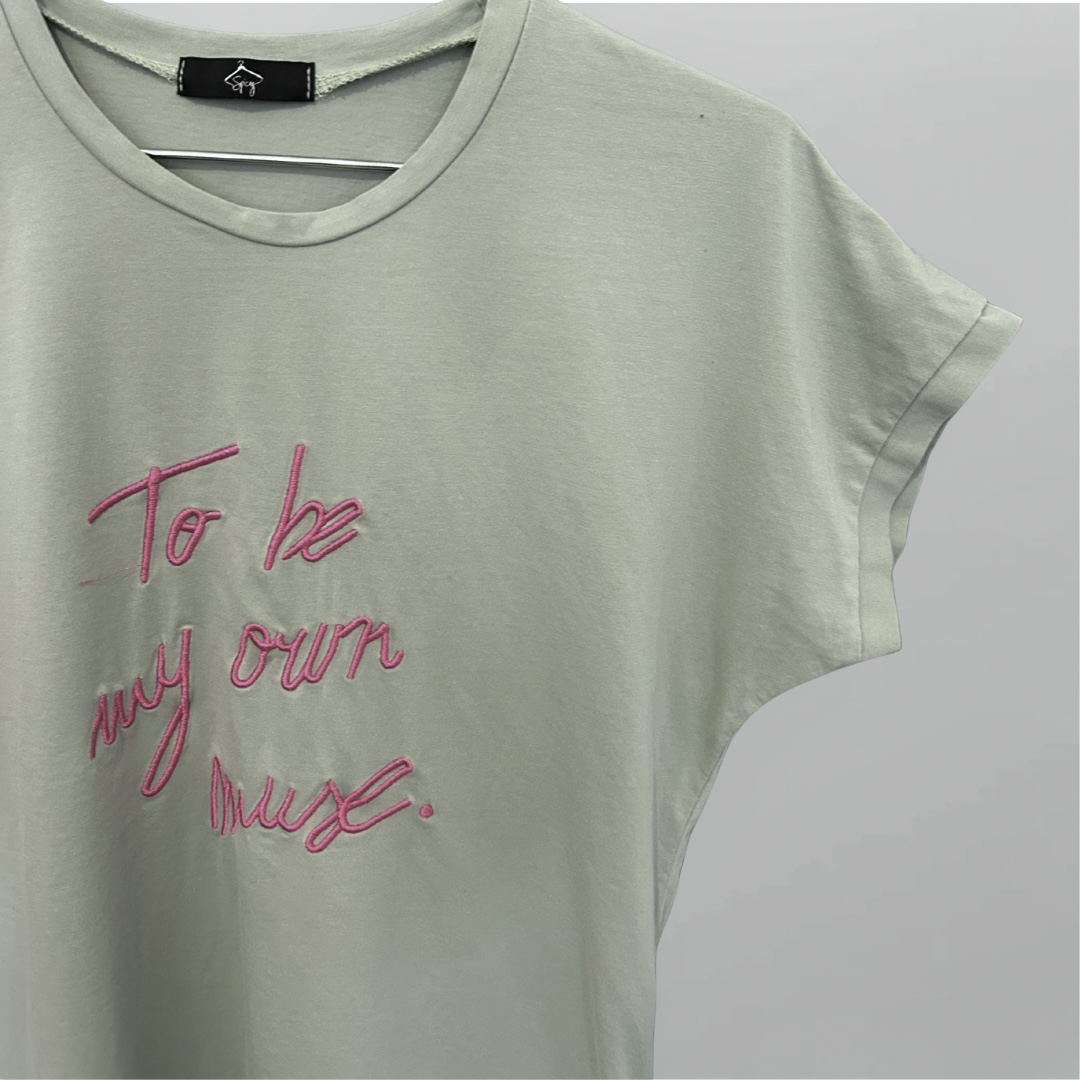 Spicy טישרט בצבע ירוק פיסטוק עם רקמה ורודה מידה S – תמונה 2