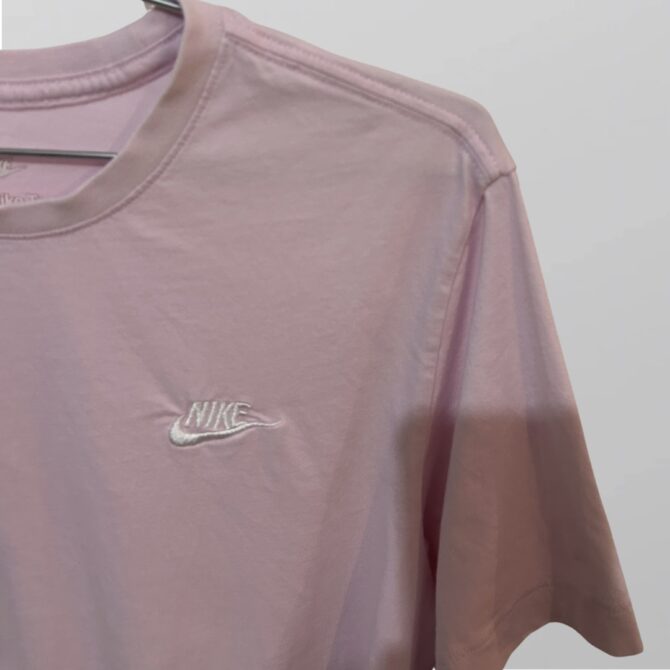 ⁦Nike טישרט קרופ ורודה אוברסייז לוגו רקום מידה M⁩ – תמונה ⁦2⁩
