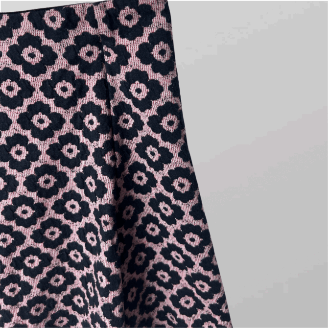 ⁦ZARA חצאית מיני סריג ורודה פרחים בטקסטורה עם גומי במותן מידה S⁩ – תמונה ⁦2⁩