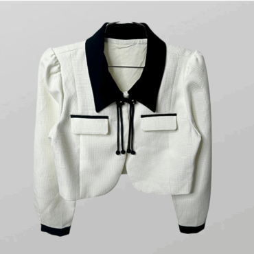 ג׳קט אלגנטי קצר בעיטור חרוזים צבע שמנת בטקסטורה מידה S